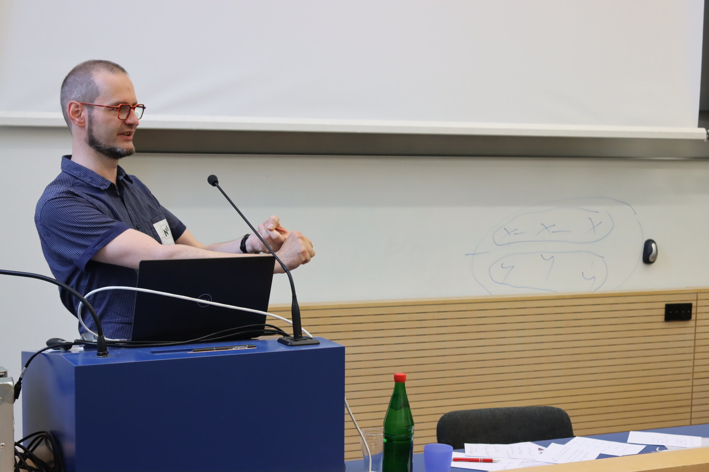 Das Foto zeigt Stefan Stuth am Rednerpult des H&ouml;rsaales