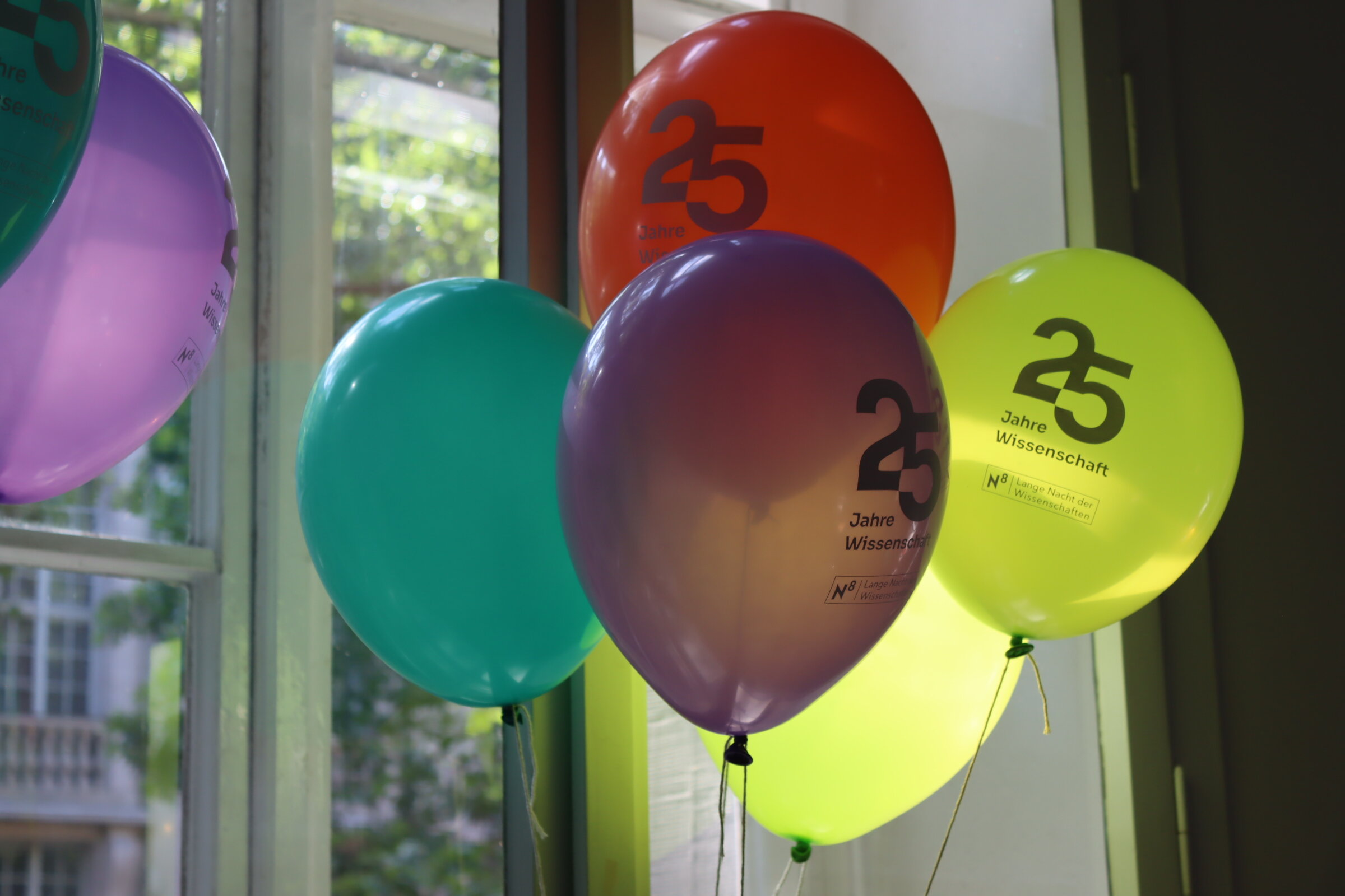 Das Foto zeigt mehrere bunte Luftballons mit der Aufschrift 25 Jahre Wissenschaft. Lange Nacht der Wissenschaften