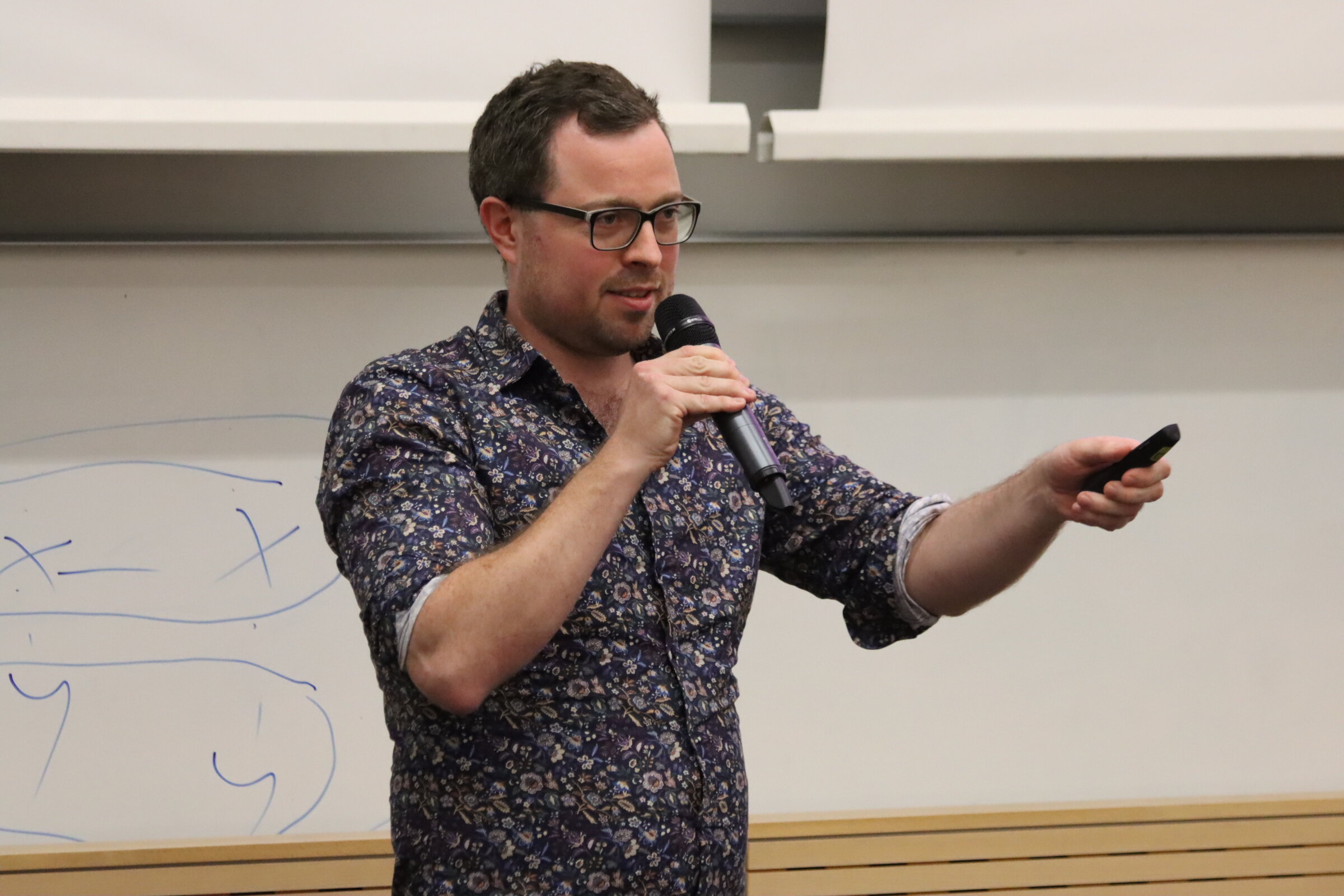 Das Foto zeigt Elmar Stracke beim Science Slam.