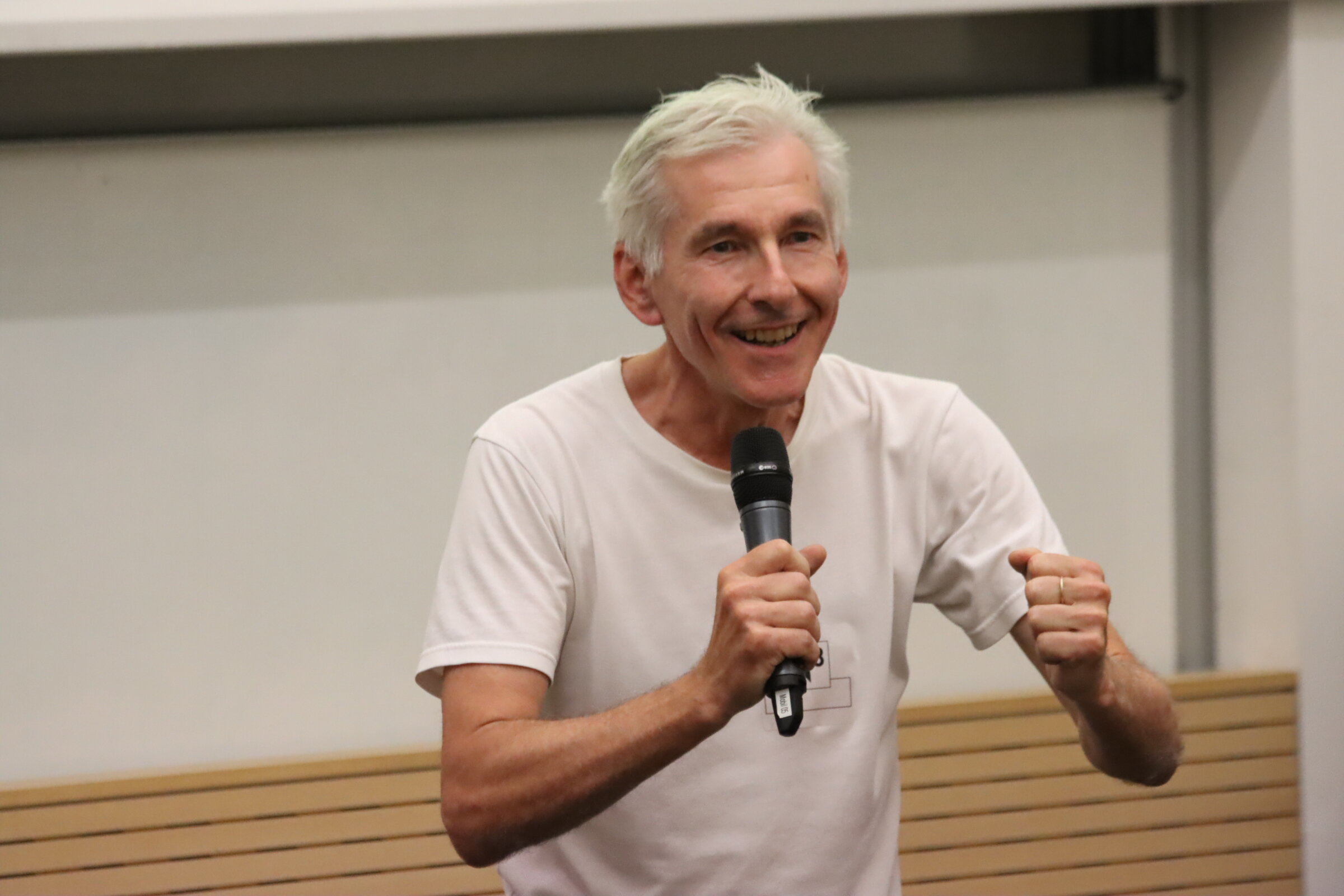 Das Foto zeigt Stefan Robin&eacute; beim Science Slam.