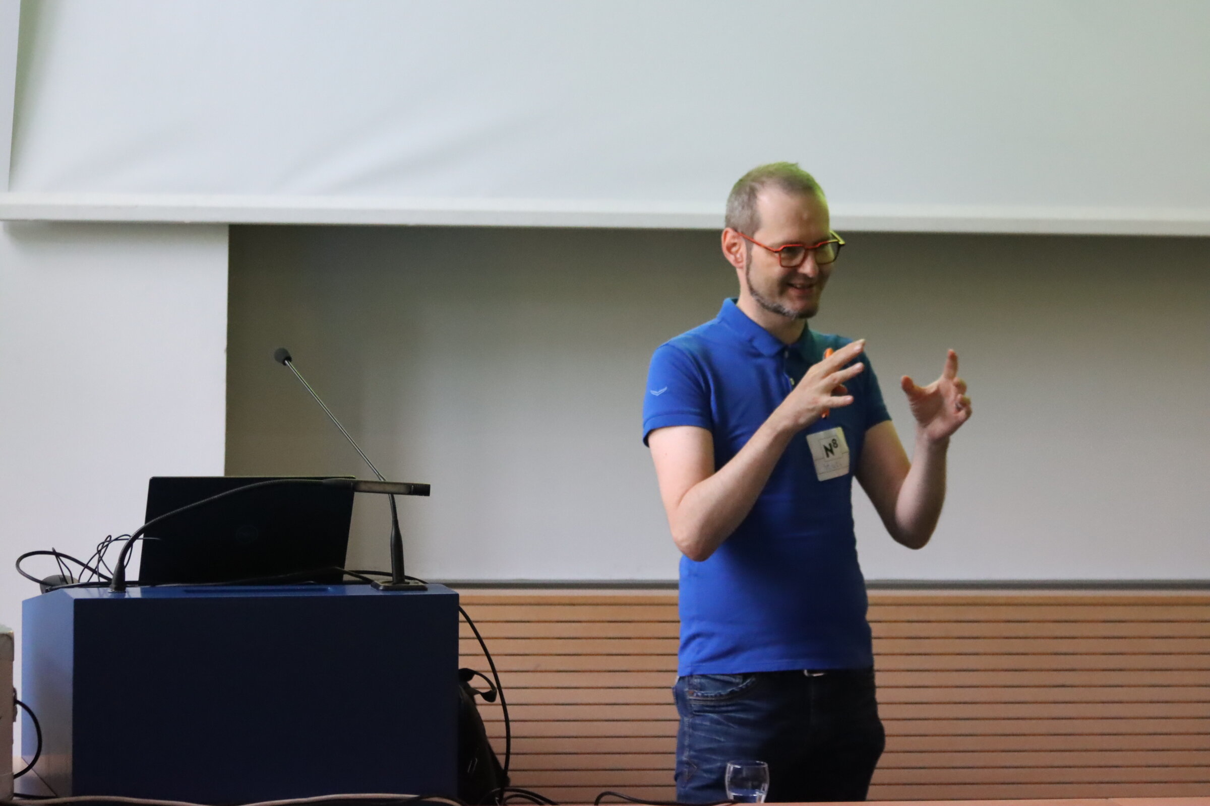 Stefan Stuth steht gestikulierend neben dem Rednerpult im Hörsaal.