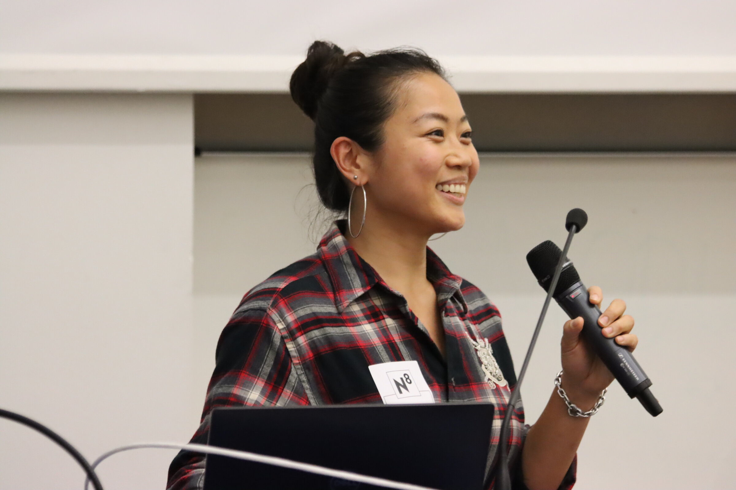 Das Foto zeigt Shin Wee Chong beim Science Slam.