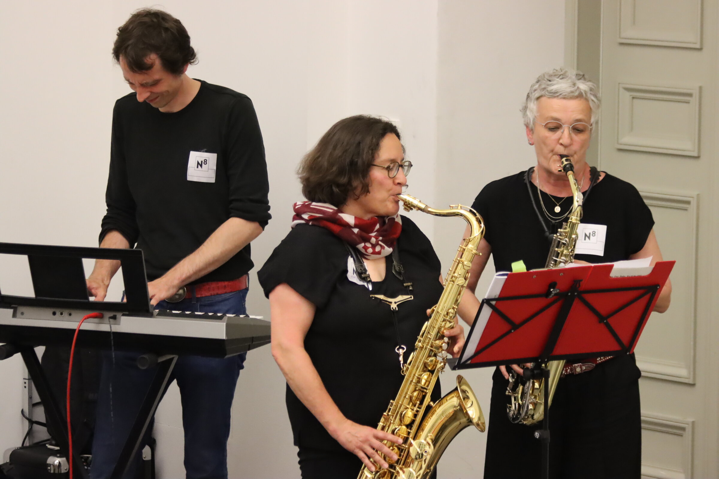Das Foto zeigt Jan Martin am Keyboard und Corinna Haas und Christine Hagen am Saxophon.