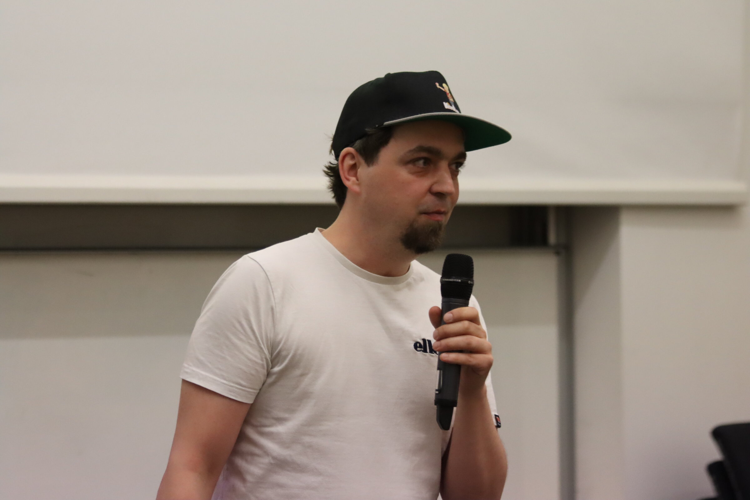 Das Foto zeigt Florian Breitinger beim Science Slam.