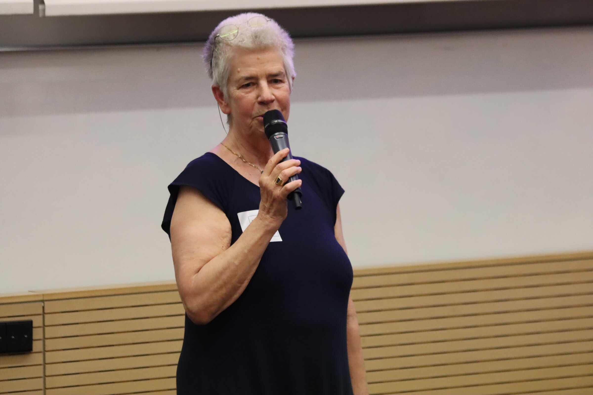 Das Foto zeigt Elke Schilling beim Science Slam.
